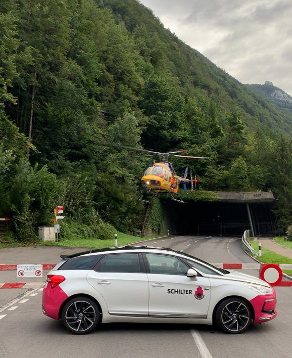Bild von Schilter Auto mit Helikopter im Fallenbach